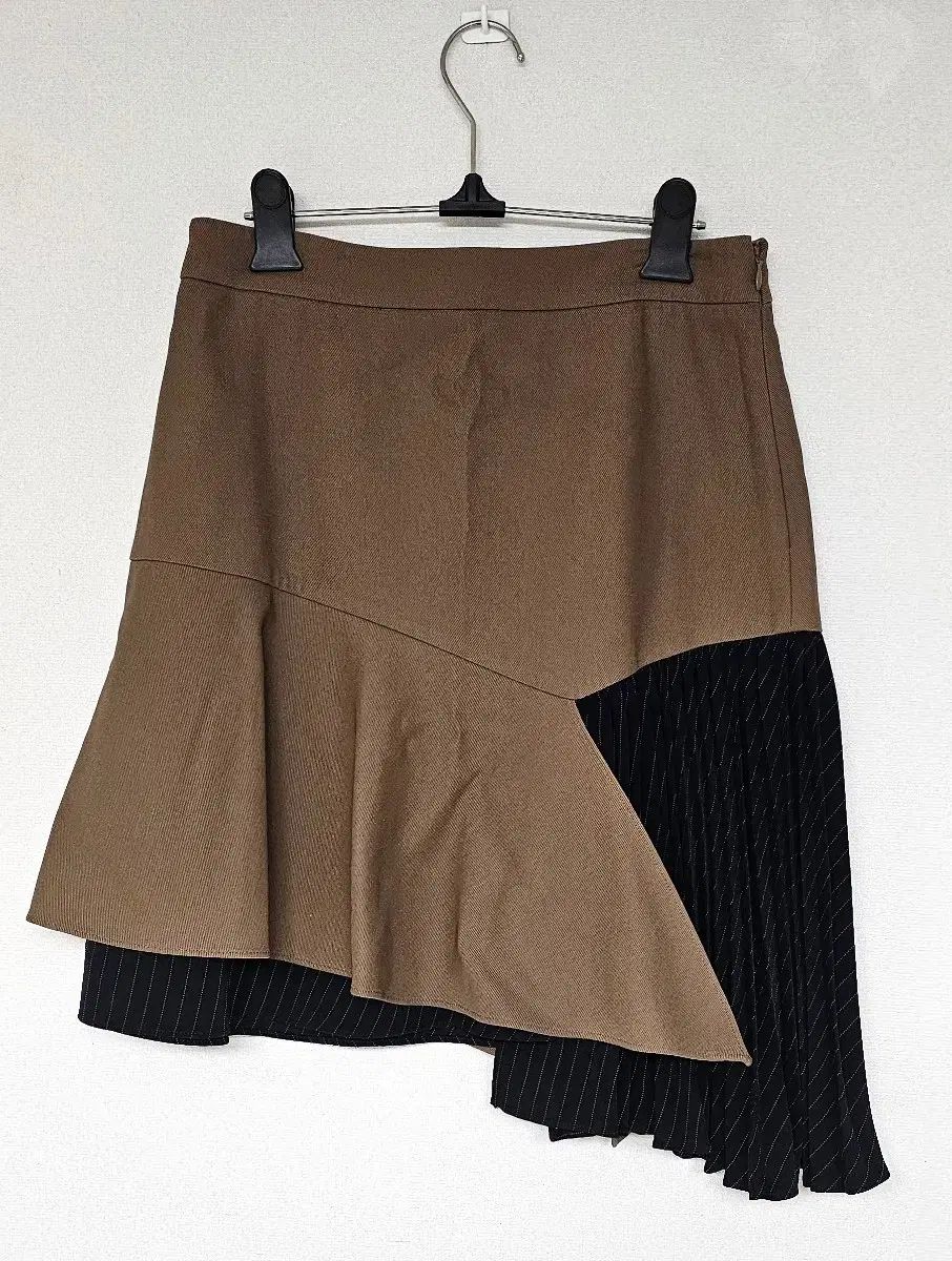 ブランド ラッキーシュエトゥ プリーツスカート お安く 出品