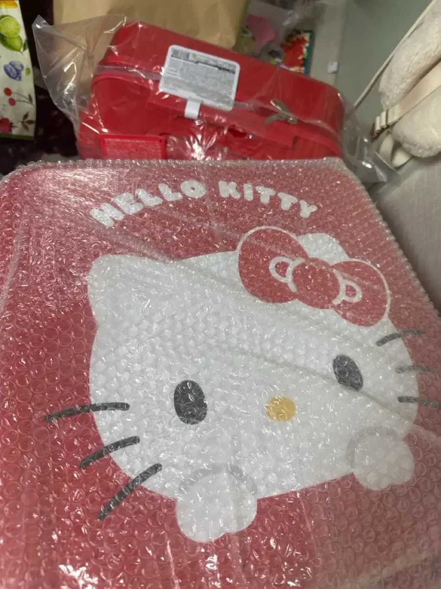セブンイレブン ハローキティ スクエアキャリア 新品 + キティ顔 クッション