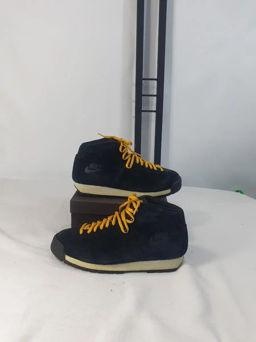 ナイキ ACG エア マグマnd ブラック イエロー 265