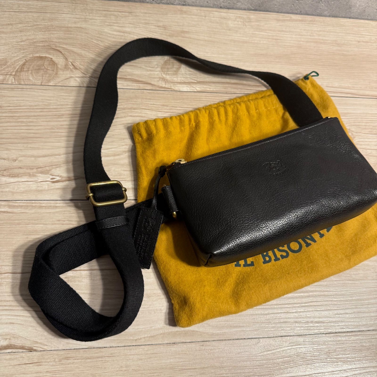 ✨IL BISONTE ミニショルダーバッグ レザー ブラック 保存袋付 Q3-909 