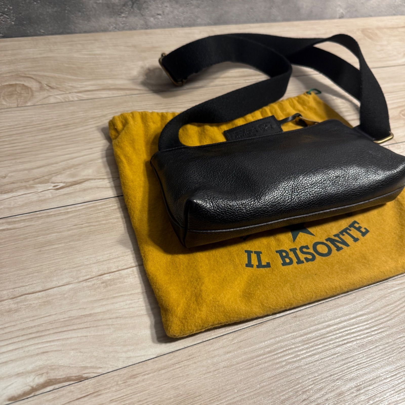 ✨IL BISONTE ミニショルダーバッグ レザー ブラック 保存袋付 Q3-909 