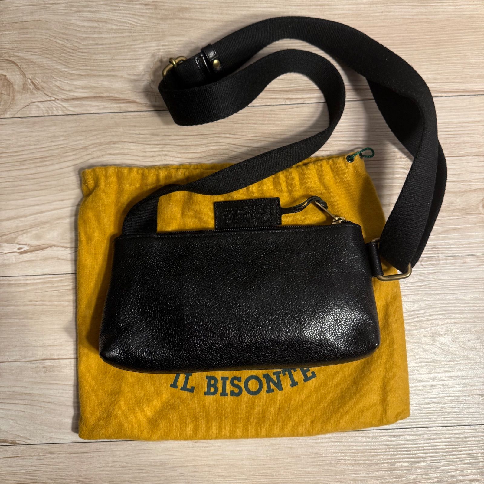 ✨IL BISONTE ミニショルダーバッグ レザー ブラック 保存袋付 Q3-909 