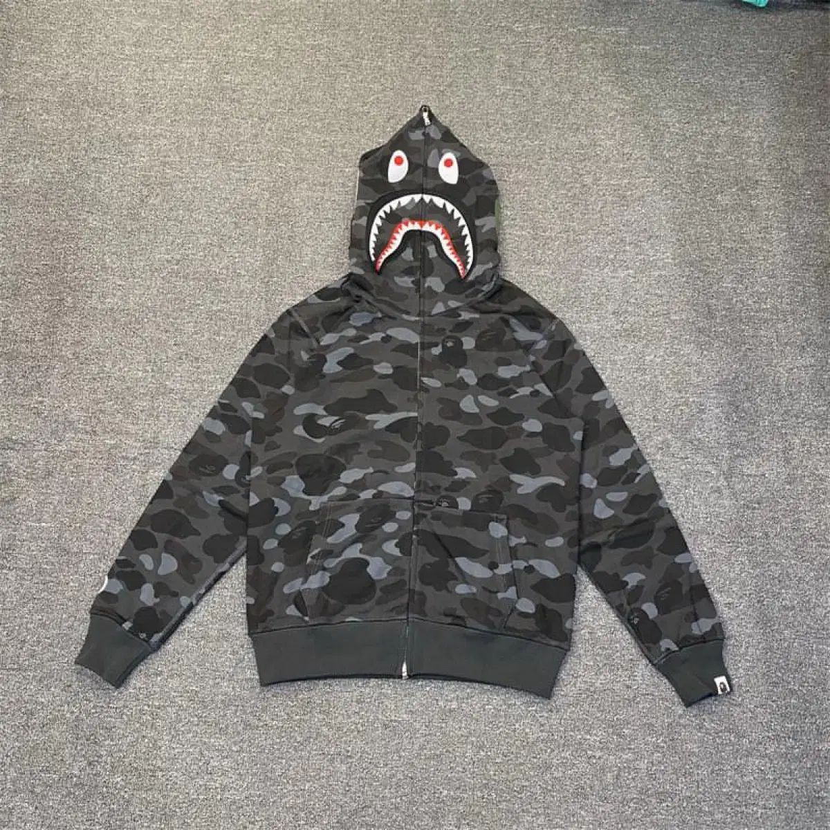 (在庫処分&新品) A BATHING APE アベイシングエイプ カモフラージュ シャーク WHOOD M 黒