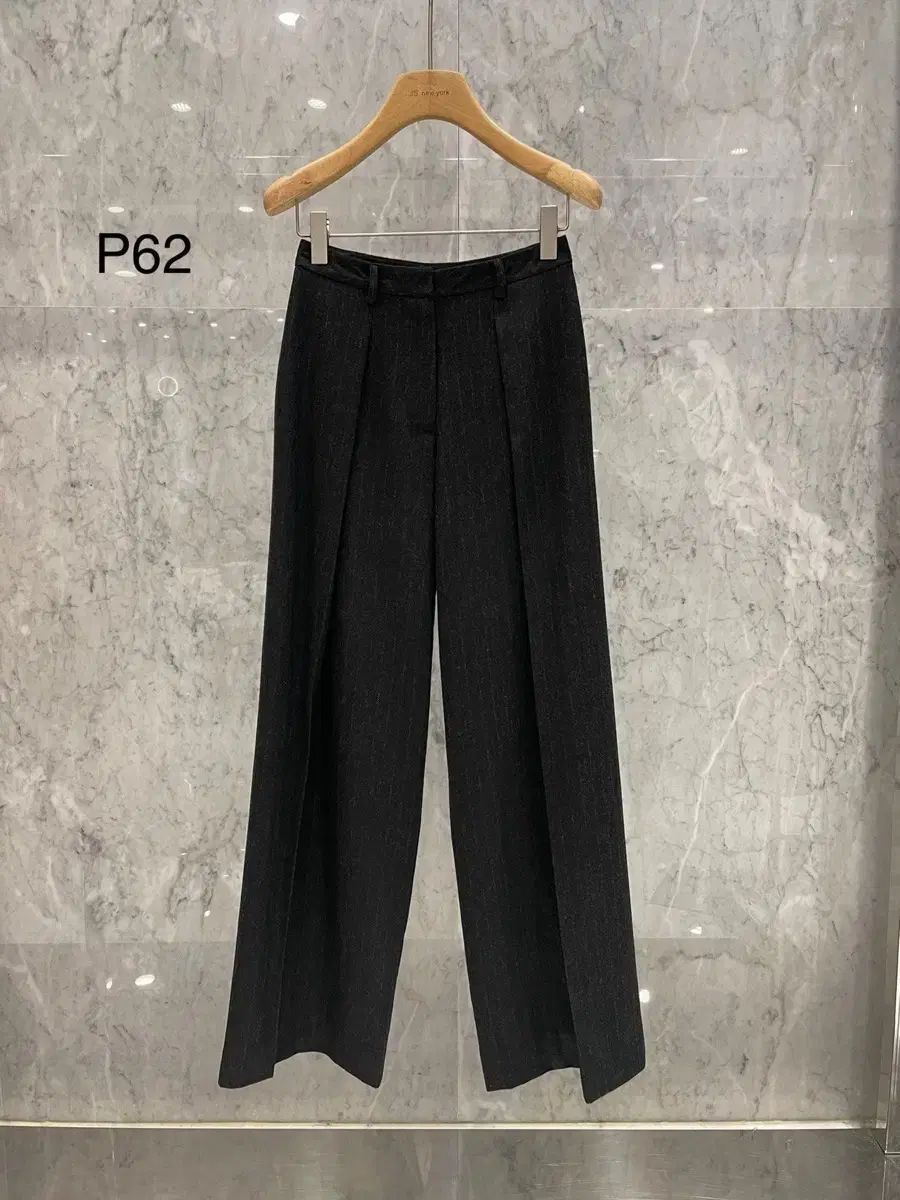 jsNEW YORKスターセールの当日に発送して完売したストライプのウールワイドパンツ(sサイズ)フィットがとても綺麗です。
