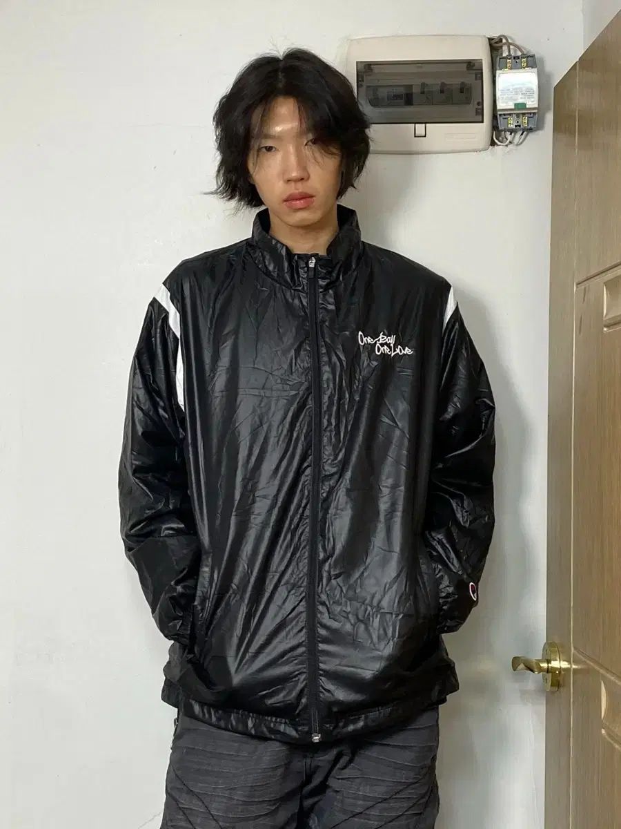 Champion 光沢 ブラック ウィンドブレーカー L