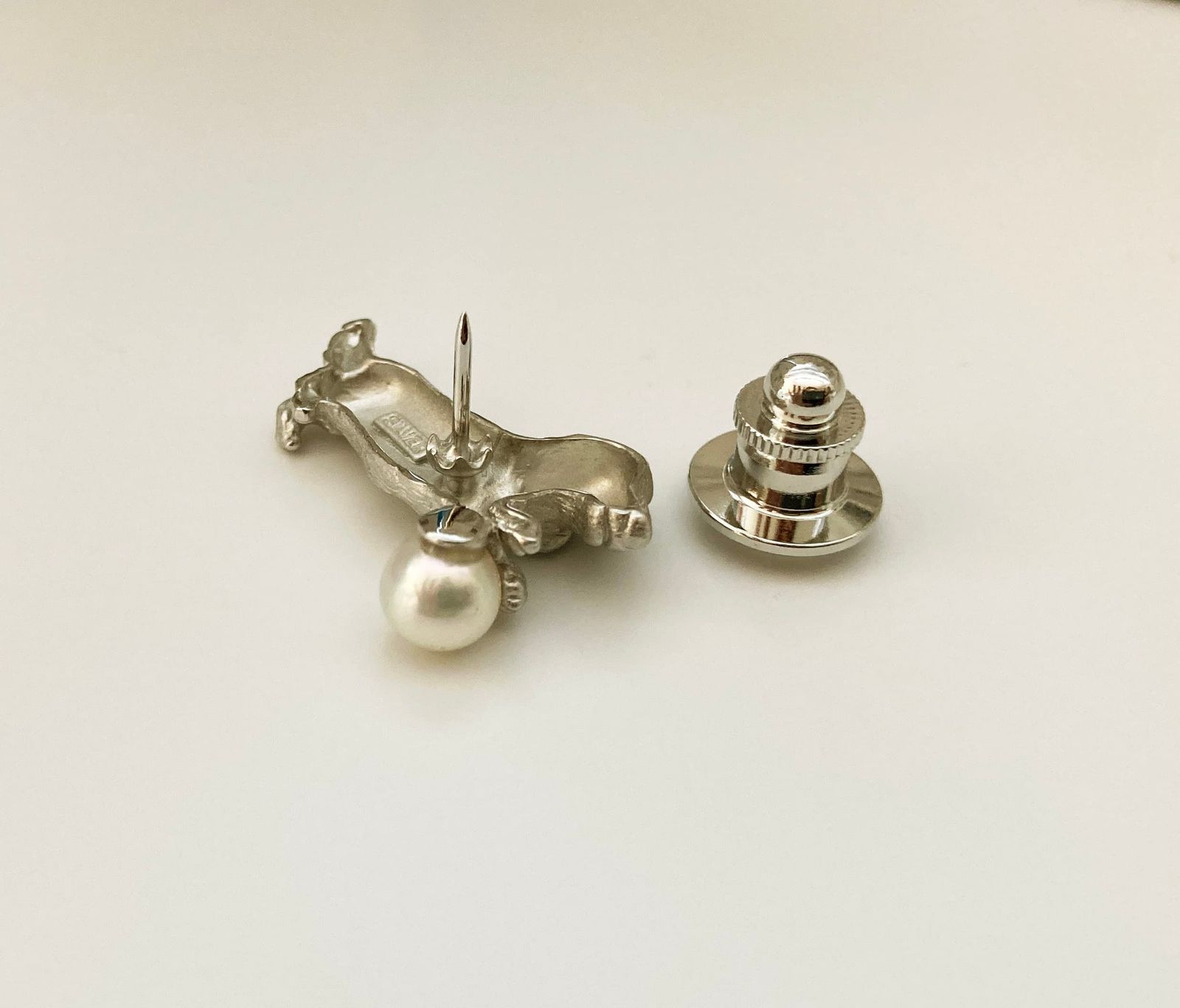 ［enyapearl］ アコヤ真珠 ピンブローチ ミニチュアダックス SILVER タックブローチ パール ブローチ タックブローチ