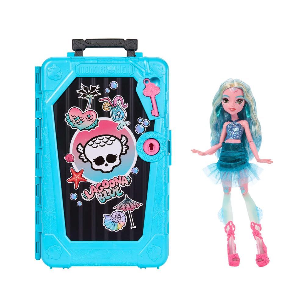 Monster High Skulltimate Secretsラグーナブルードールとアクセサリーセット、目的地:ゴアジオアシスとスーツケース付き、19+のサプライズ服。 [ラグーナブルー。]