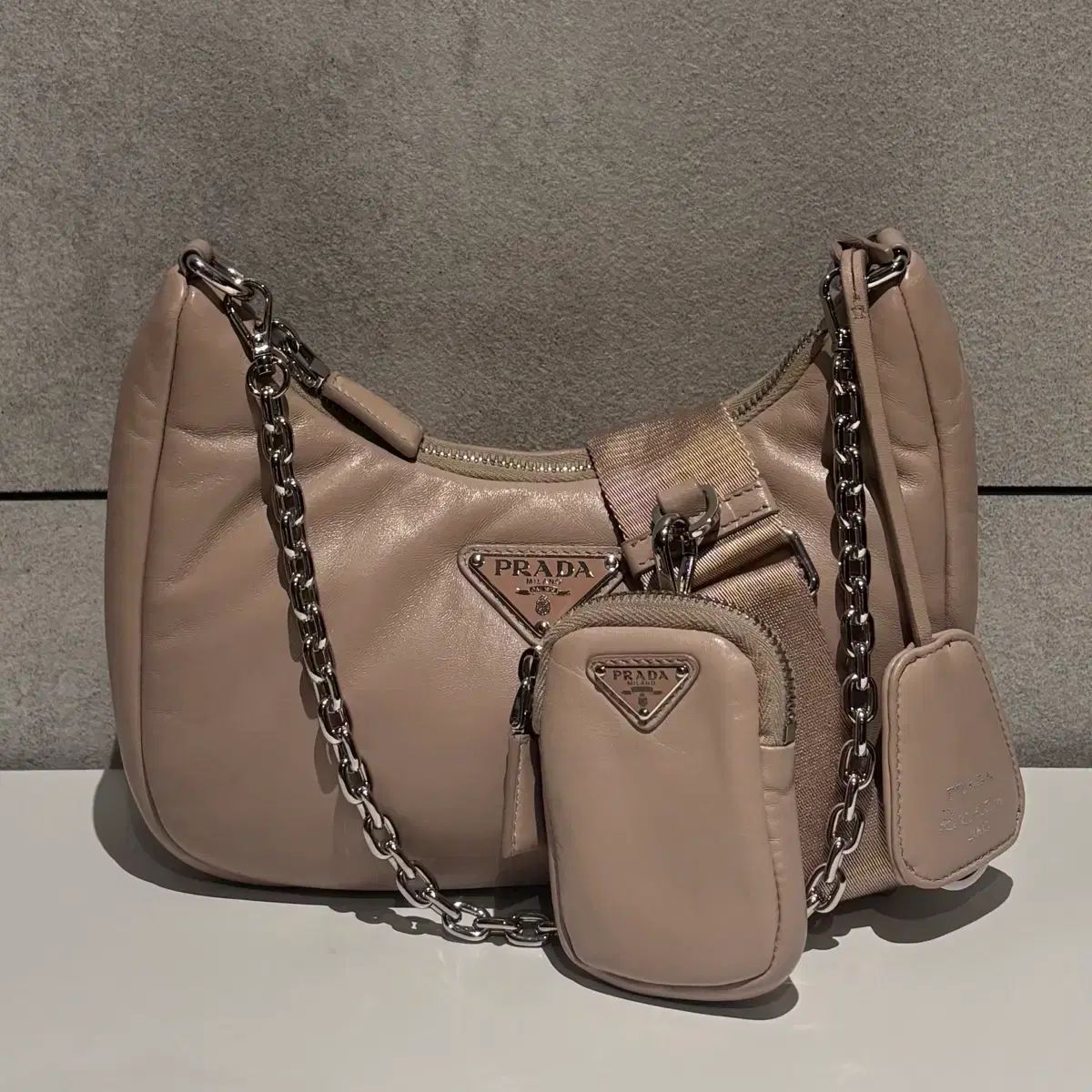 OS PRADA プラダ 三角ロゴ パデッド ナッパ テスート HOBO BAG