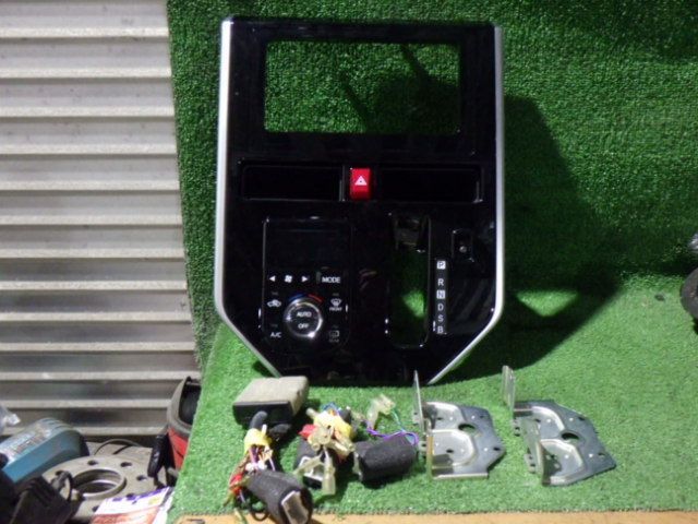 A2411-1　トヨタ/ルーミー　DBA-M900A　オーディオパネル+取り付けステー+配線セット