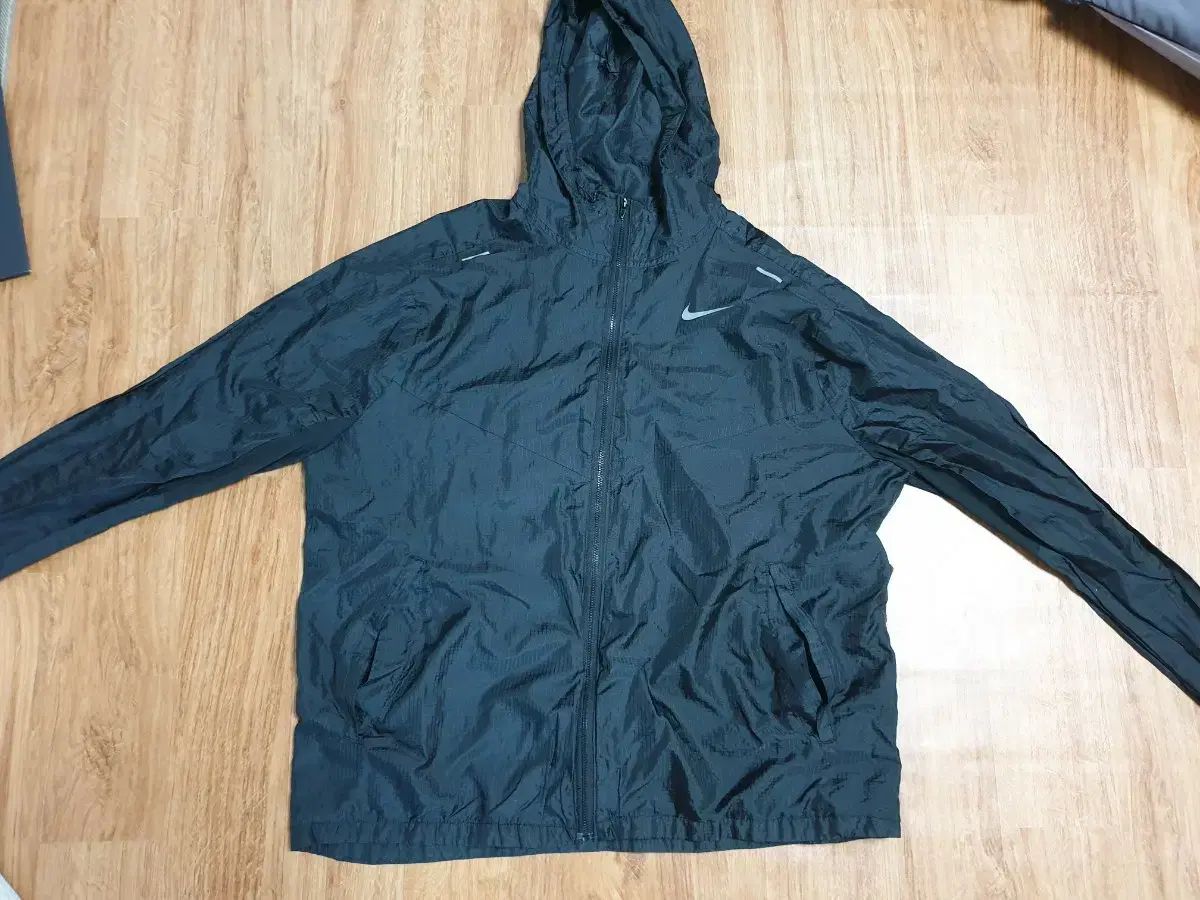 NIKE 軽量ウィンドブレーカー