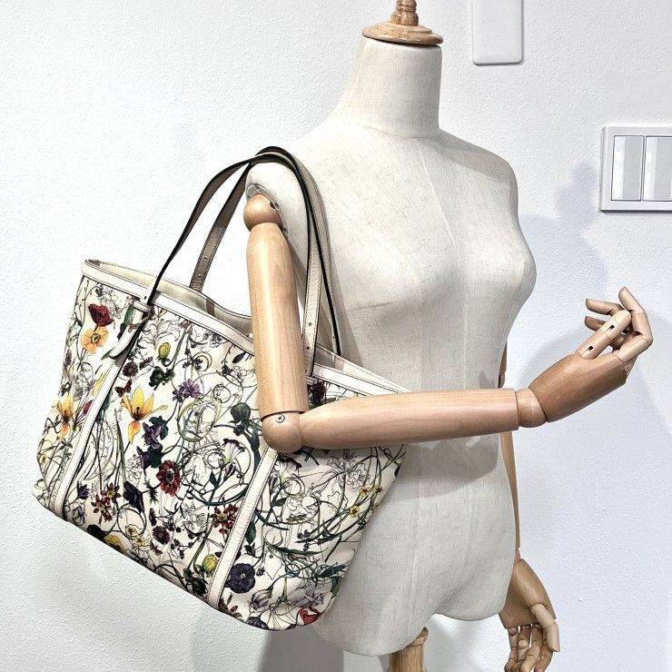 GUCCI(グッチ)フローラ トートバッグ ボタニカル フラワープリント レザー アイボリー系 ゴールド金具 レディース【中古】 GUCCI(グッチ)フローラ トートバッグ ボタニカル フラワープリント レザー アイボリー系 ゴールド金具 レディース【中古】