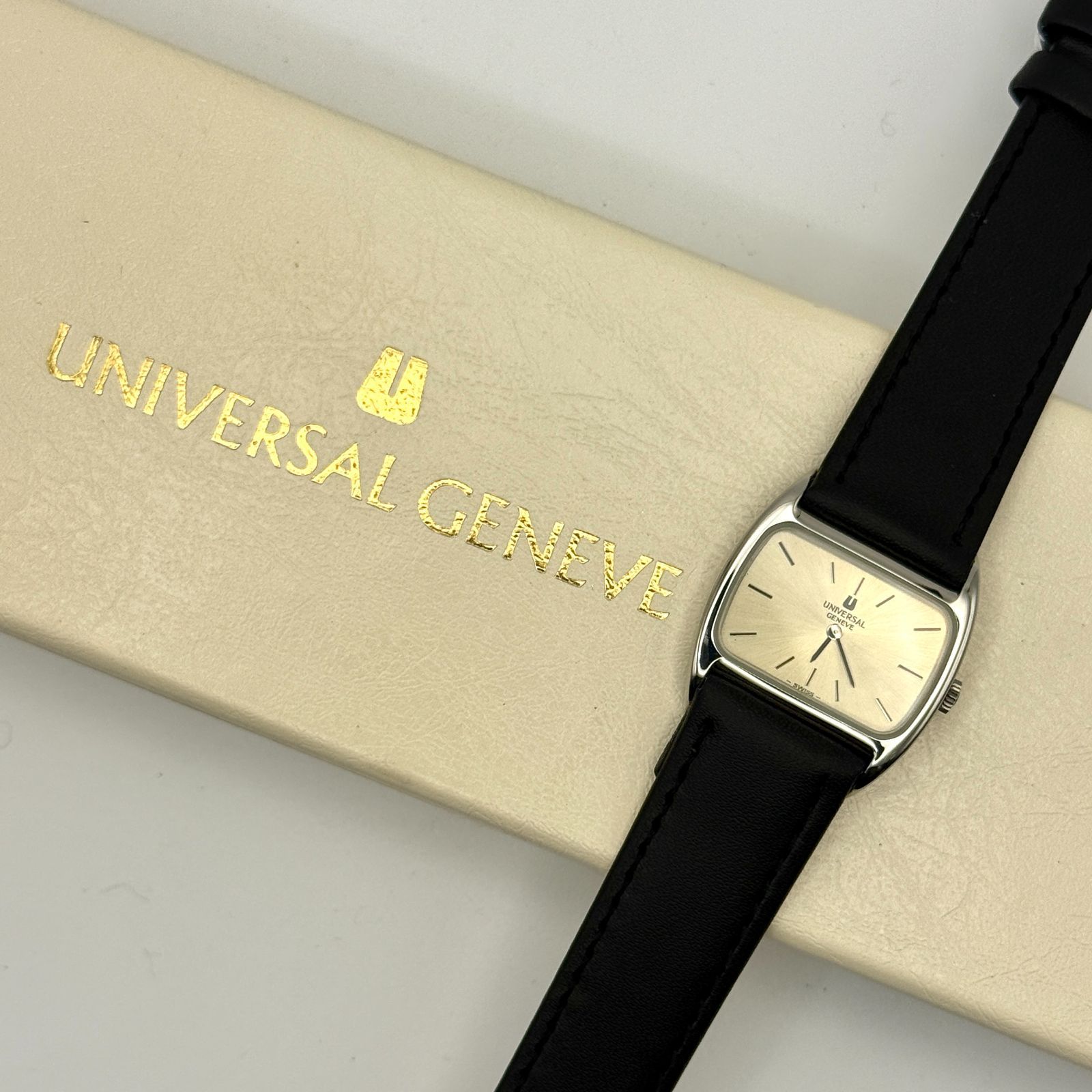 稼働品 箱付 ユニバーサルジュネーブ 811623 手巻き スクエア 角形 シルバー 希少 付属品 レディース フォーマル ドレス スイス ギフト プレゼント ヴィンテージ レトロ Universal Geneve ビンテージ お洒落 腕時計 高級感 A218 38,999円