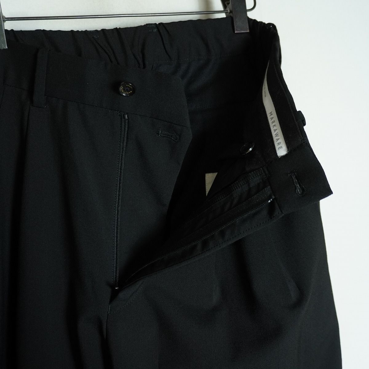 美品26SS MARKAWARE マーカウェア TRIPLE PLEATED WIDE TROUSERS トリプルプリーテッド トラウザーズ パンツ A26A15PT03C サイズ1黒2687Q♪ 美品26SS MARKAWARE マーカウェア TRIPLE PLEATED WIDE TROUSERS トリプルプリーテッド トラウザーズ パンツ A26A15PT03C サイズ1黒2687Q♪