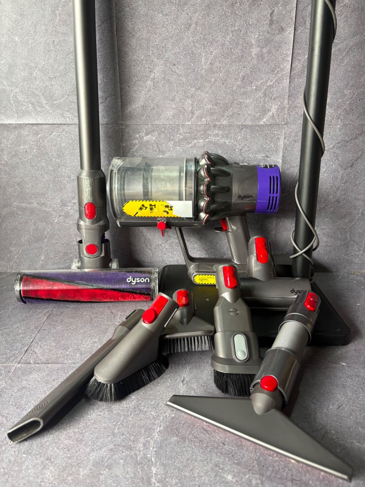 ①Dyson ダイソン　コードレスクリーナー　V10 SV12 棚あり 現状品　簡易洗浄済み　アタッチメント多数　説明文必読