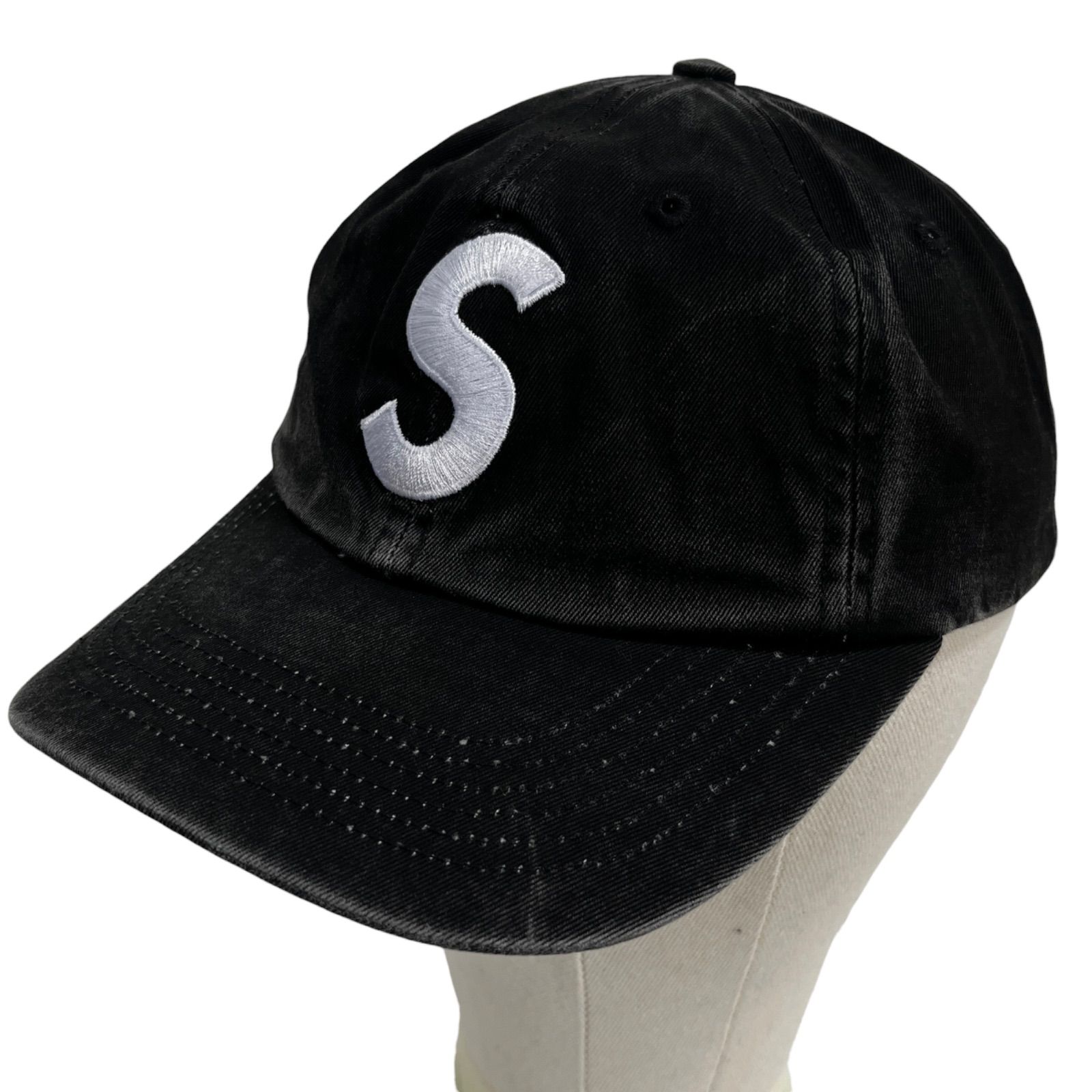 8395 Supreme キャップ ピグメント Sロゴ 6パネル ブラック