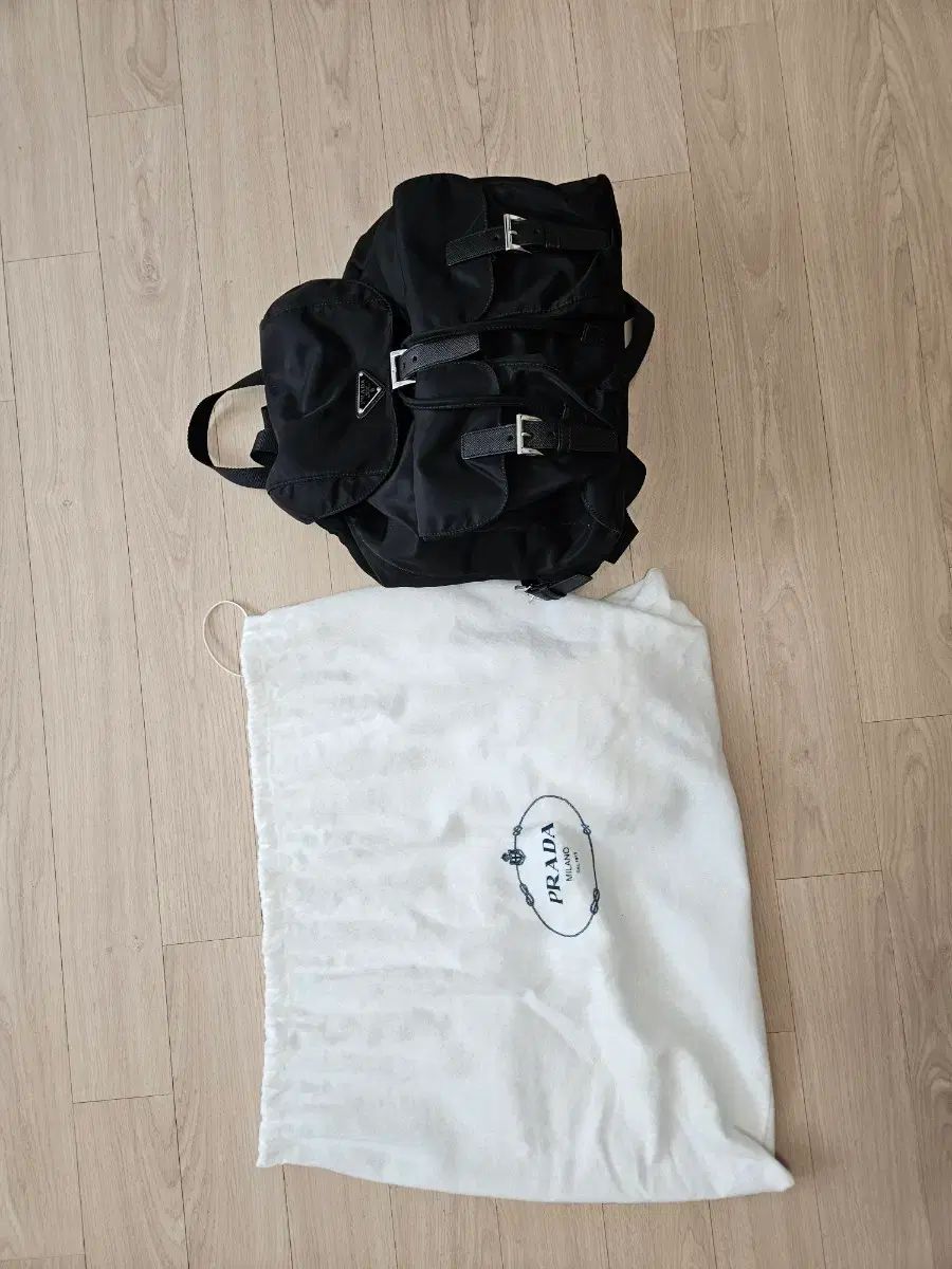 PRADA プラダ ブラック バックパック + ダストバッグ
