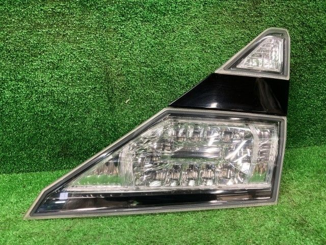 ヴェルファイア ANH25W 右フィニッシャーパネル 2.4Z 4WD 8人 コイト 58-35 81580-58150 202 6,930円