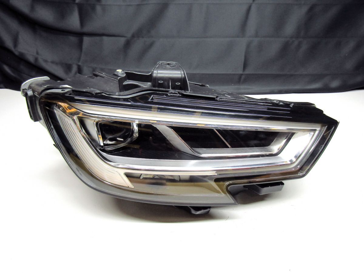 アウディ 8VCXS A3 純正 右 LED ヘッドライト 8V0 941 034 G 右