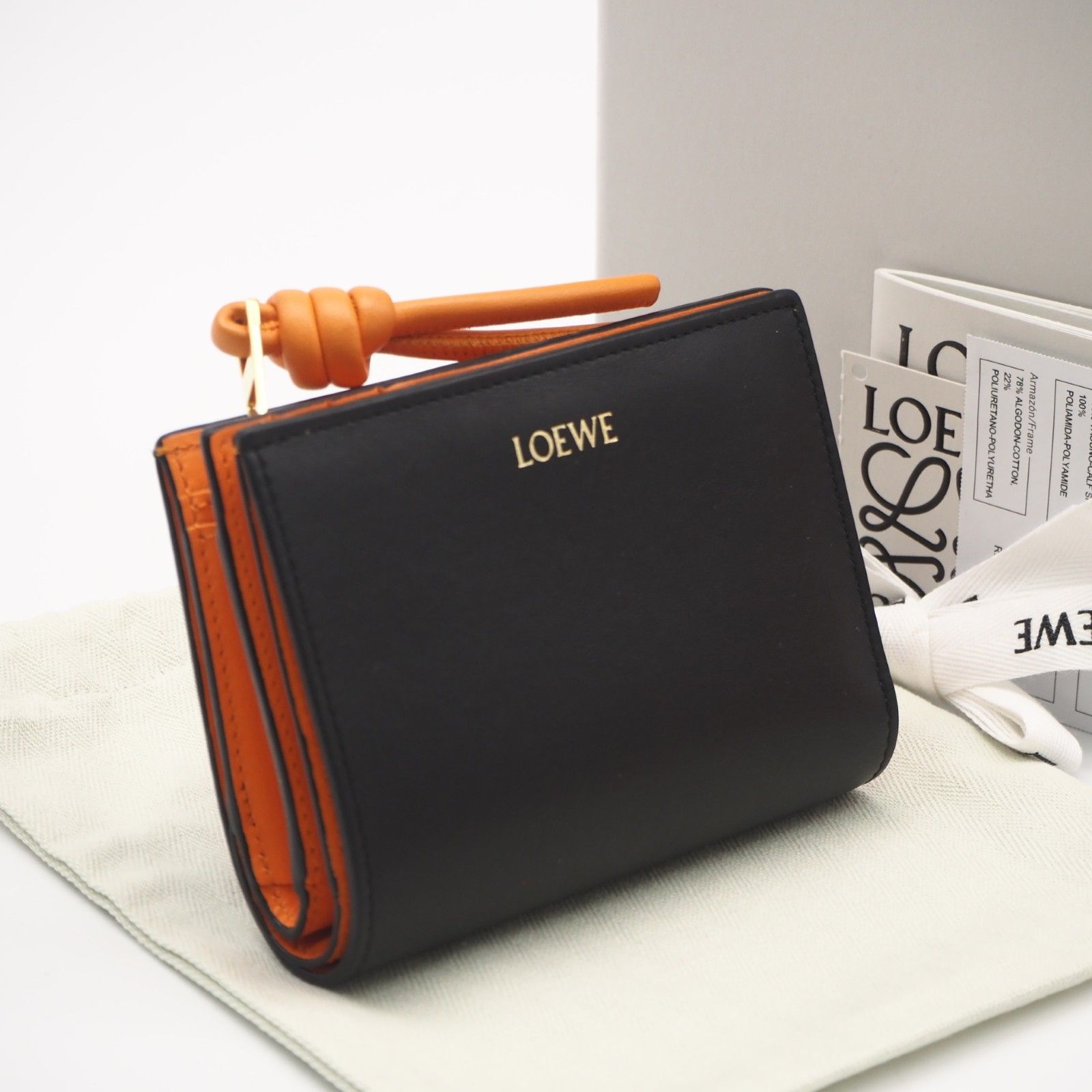 ★3日以内返品可★ LOEWE ロエベ シャイニーナパカーフ ノット コンパクト ウォレット CEM1NCWX01 三つ折り財布 ブラック オレンジ カーフレザー レディース