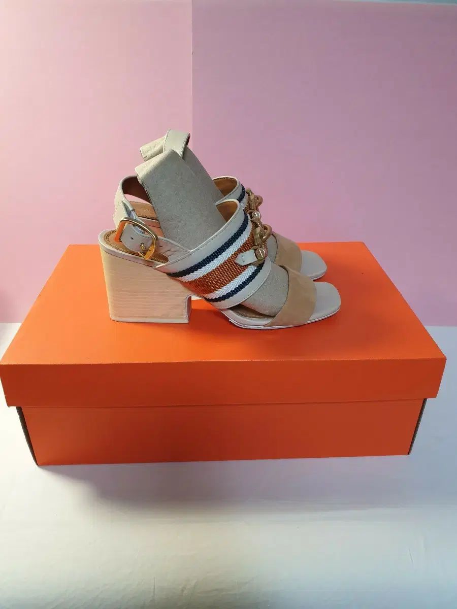 (235) 高級感のある Tory Burch スウェード GOLD 装飾 サンダル