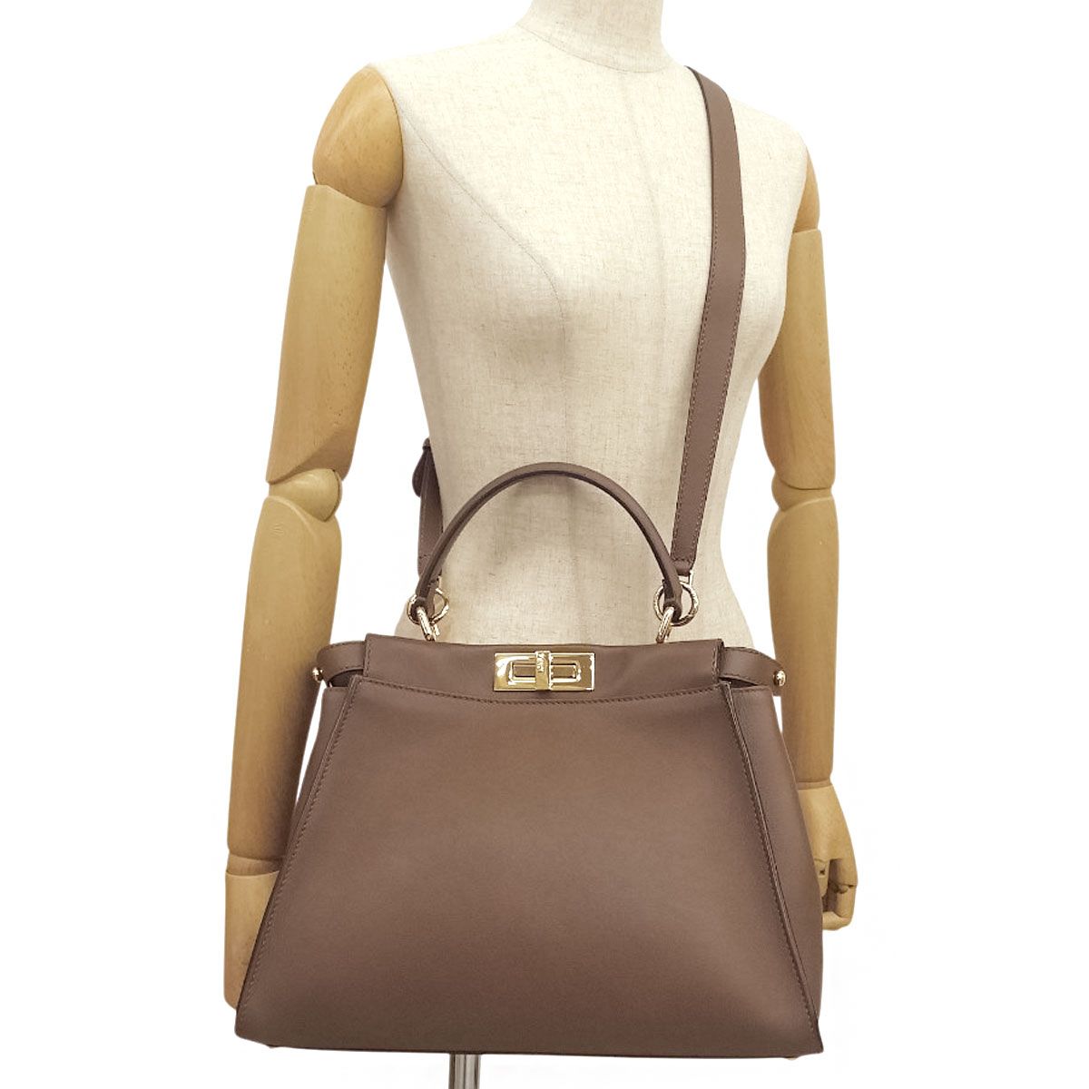 FENDI(フェンディ) セレリア ピーカブー レギュラー ハンドバッグ 2WAY ショルダー 肩掛け 斜め掛け レザー ブラウン茶 ゴールド金具 8BN226 レディース 40802190914【中古】【アラモード】 FENDI(フェンディ) セレリア ピーカブー レギュラー ハンドバッグ 2WAY ショルダー 肩掛け 斜め掛け レザー ブラウン茶 ゴールド金具 8BN226 レディース 40802190914【中古】【アラモード】