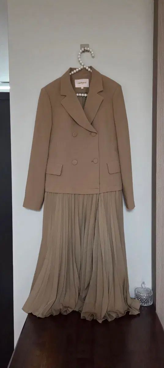 55新品)カサレル ベージュ スーツ ONE PIECE 55サイズ
