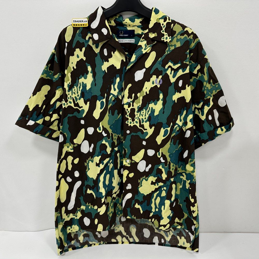 07w1654★ FRED PERRY(フレッドペリー) × AKANE UTSUNOMIYA カモ柄 半袖シャツ グリーン/イエロー Lサイズ【中古品】