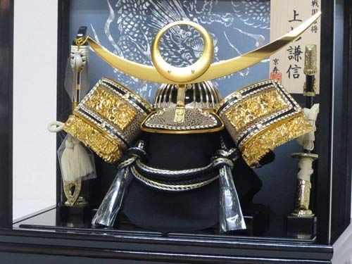兜ケース飾り 8号兜 幅 間口33cm 奥行23cm 高さ30cm（ケース外寸） 五月人形ケース ガラスケース 木製弓太刀 五月人形 兜飾り (黒 上杉謙信 82GKC)t