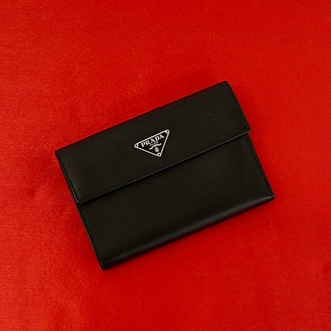 極 美品 PRADA プラダ 三角ロゴ 金具 サフィアーノ レザー 本革 三つ折り 財布 ウォレット 札入れ 小銭入れ ブラック 黒 40548