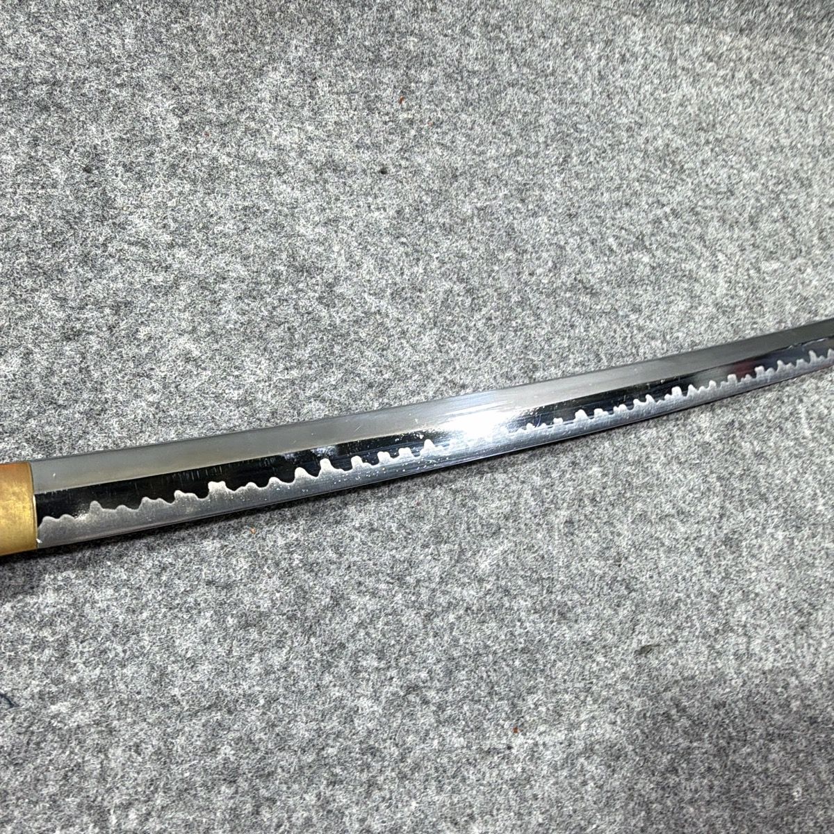 訳あり】模造刀 模擬刀 大刀 全長約100cm 白鞘 三本杉刃文 木製鞘 ヒビ