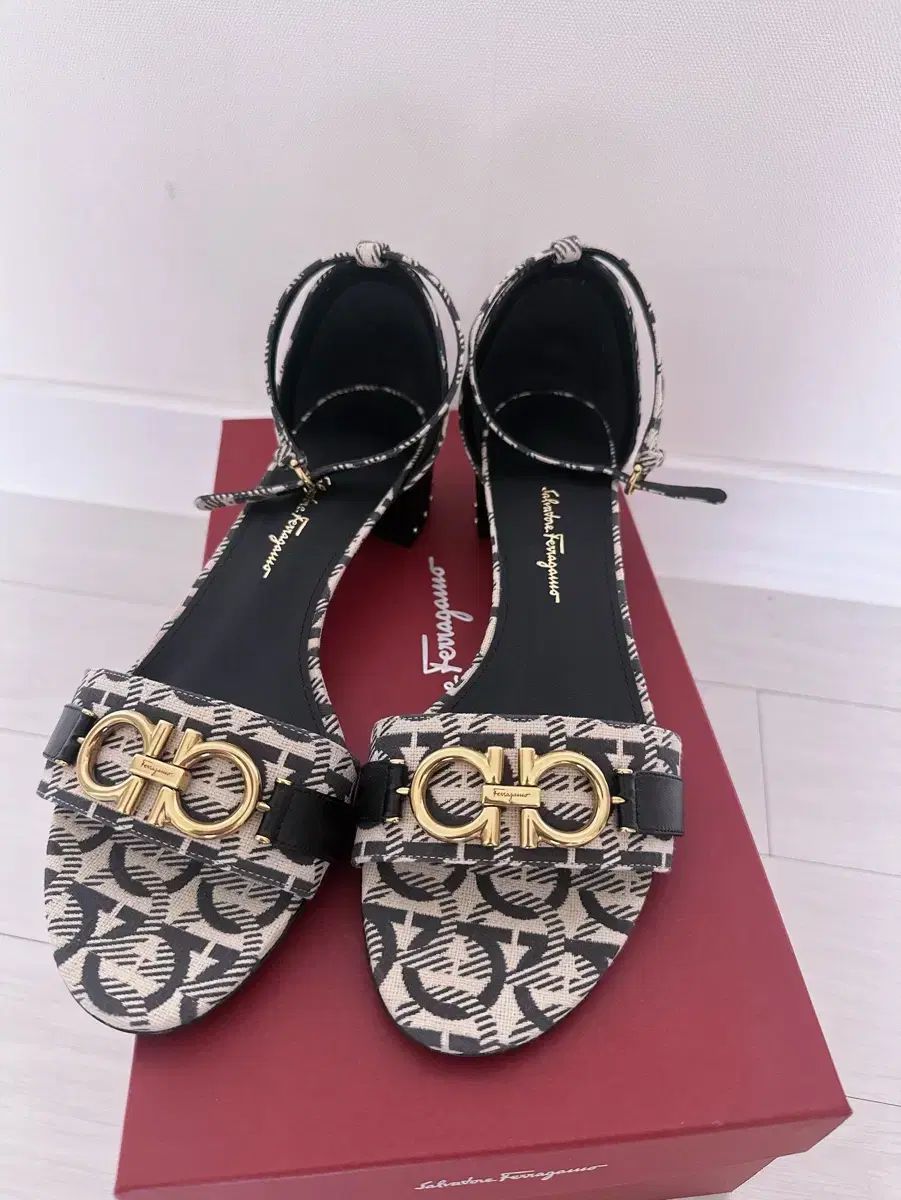 FERRAGAMO フェラガモ サンダル COMO 30 8C新品