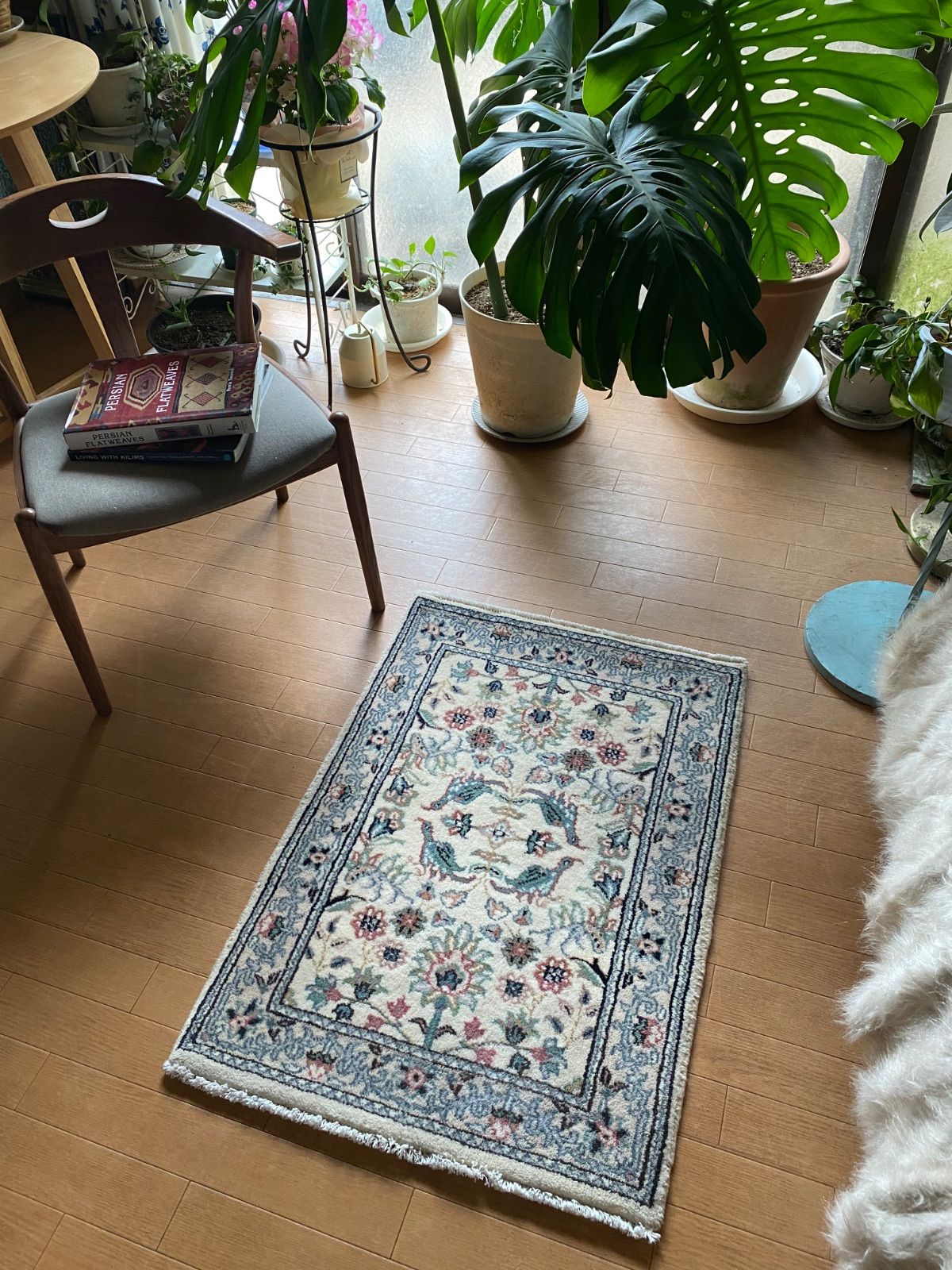 鳥とお花がとても可愛いヴィンテージほぼ未使用ペルシャ絨毯/ナイン産/ミントグリーンと幸せの青い鳥淡い色合いが魅力的な唯一無二の絨毯