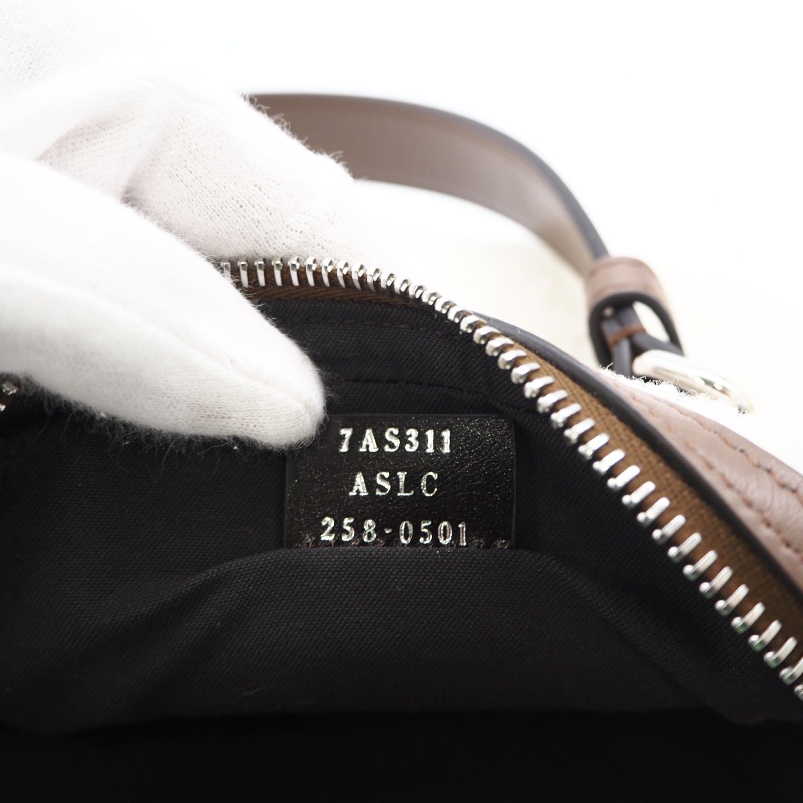★3日以内返品可★ 極美品 FENDI フェンディ FFロゴ トースト型 ホワイト シアリング 7AS311 2wayショルダーバッグ ホワイト ブラウン カーフレザー ムートン レディース ☆3日以内返品可☆ 極美品 FENDI フェンディ FFロゴ トースト型