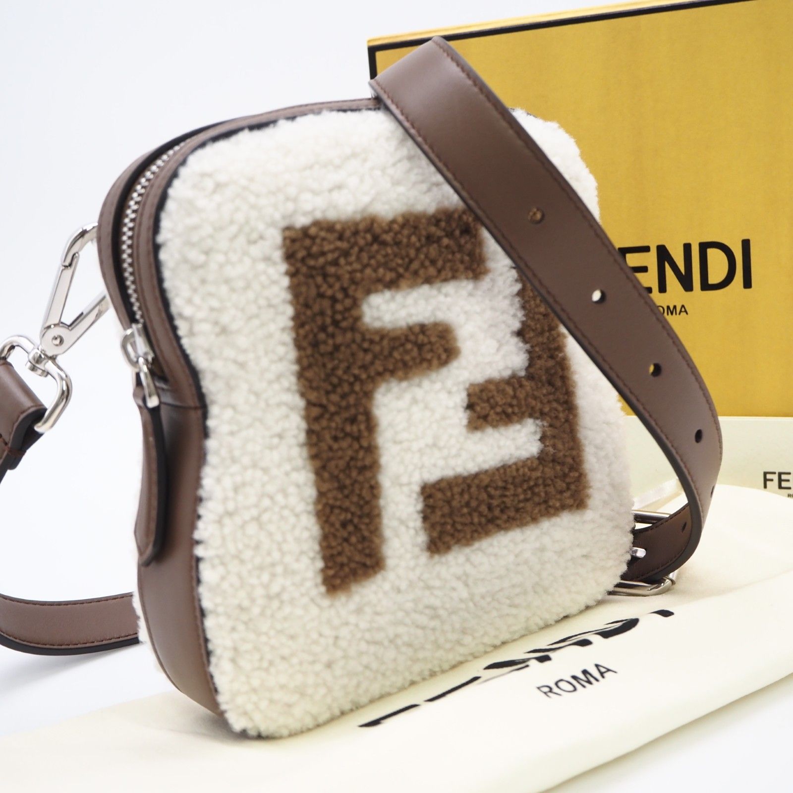 ☆3日以内返品可☆ 極美品 FENDI フェンディ FFロゴ トースト型 