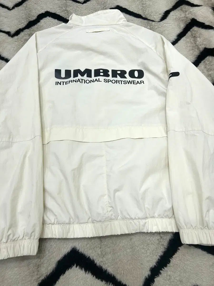 XL アンブロ ビックロゴ Classic ウィンドブレーカー / アイボリー XL アンブロ ビックロゴ Classic ウィンドブレーカー / アイボリー