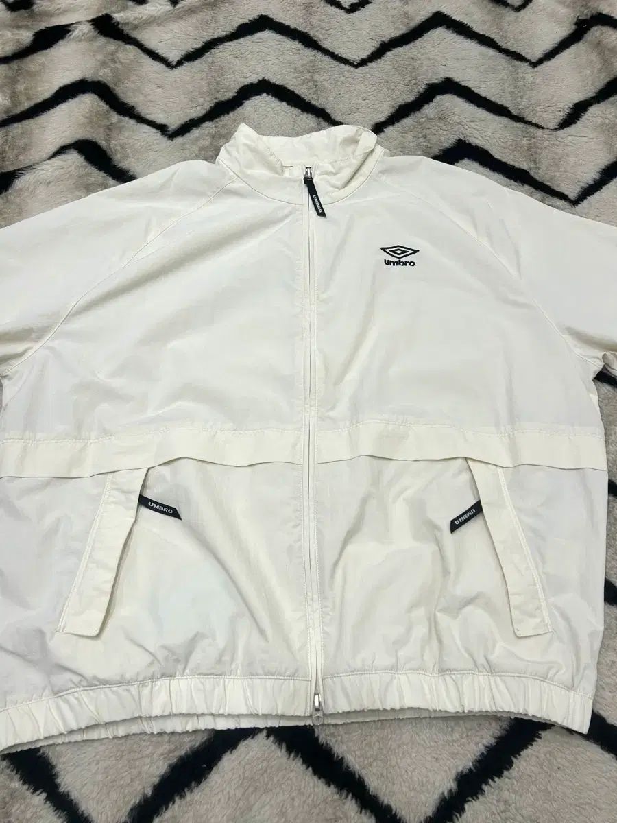 XL アンブロ ビックロゴ Classic ウィンドブレーカー / アイボリー XL アンブロ ビックロゴ Classic ウィンドブレーカー / アイボリー