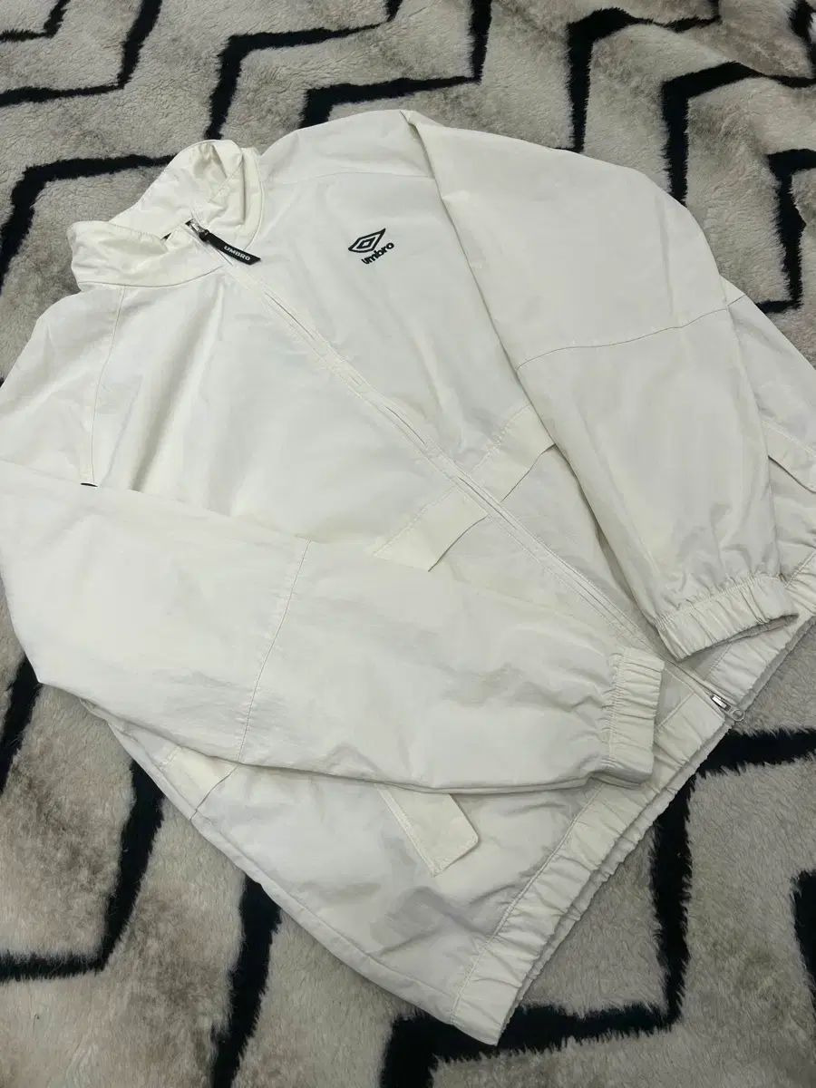 XL アンブロ ビックロゴ Classic ウィンドブレーカー / アイボリー