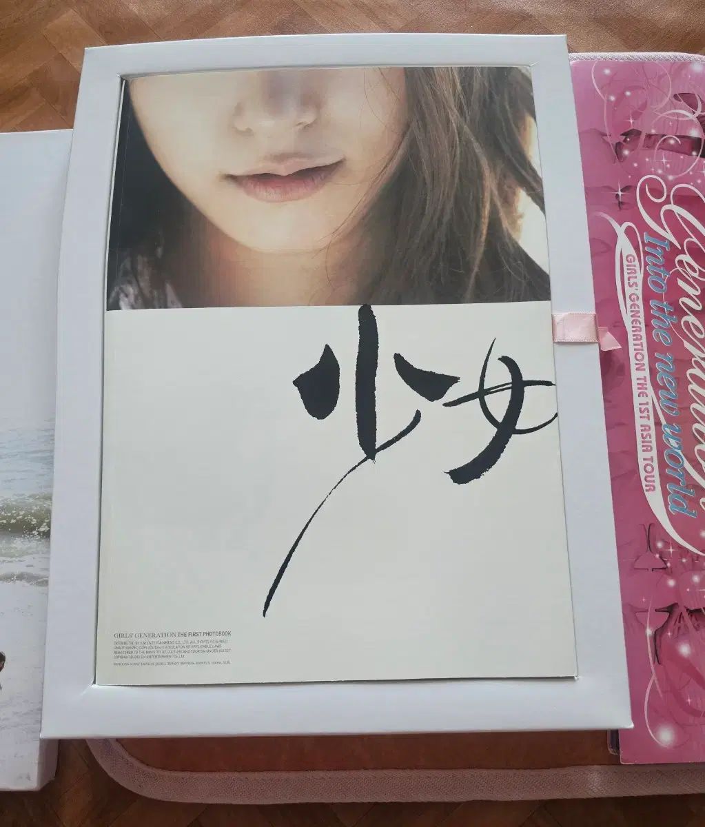GIRLS' GENERATION(少女時代・SNSD) 写真集 (アジアツアーDVD) + グッズ GIRLS' GENERATION(少女時代・SNSD) 写真集 (アジアツアーDVD) + グッズ