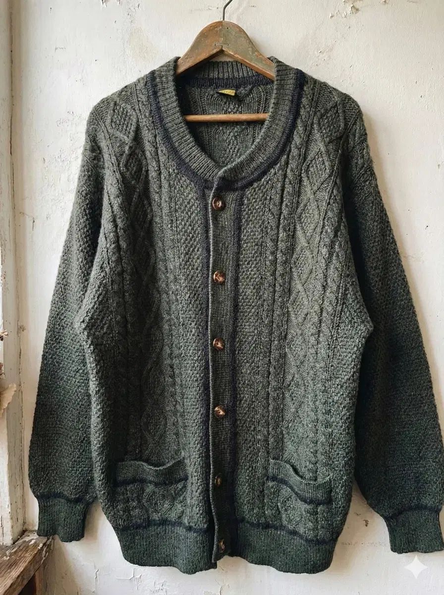 フォレストグリーンカラーにチロリアン(Tyrolean)カーディガン