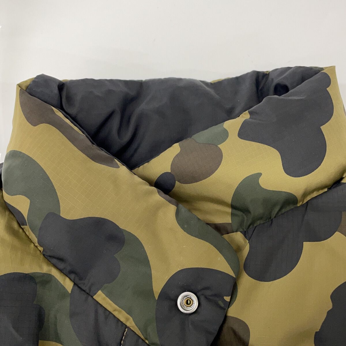 A BATHING APE アベイシングエイプ ブラック×オリーブドラブカラー エイプカモ リバーシブル ダウンベスト A BATHING APE アベイシングエイプ ブラック×オリーブドラブカラー エイプカモ リバーシブル ダウンベスト