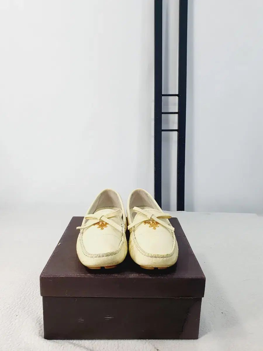 PRADA プラダ ローファー ドライビング シューズ エナメル ベージュ 35 PRADA プラダ ローファー ドライビング シューズ エナメル ベージュ 35