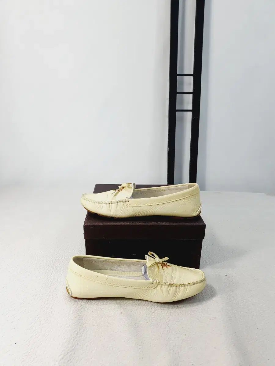 PRADA プラダ ローファー ドライビング シューズ エナメル ベージュ 35 PRADA プラダ ローファー ドライビング シューズ エナメル ベージュ 35