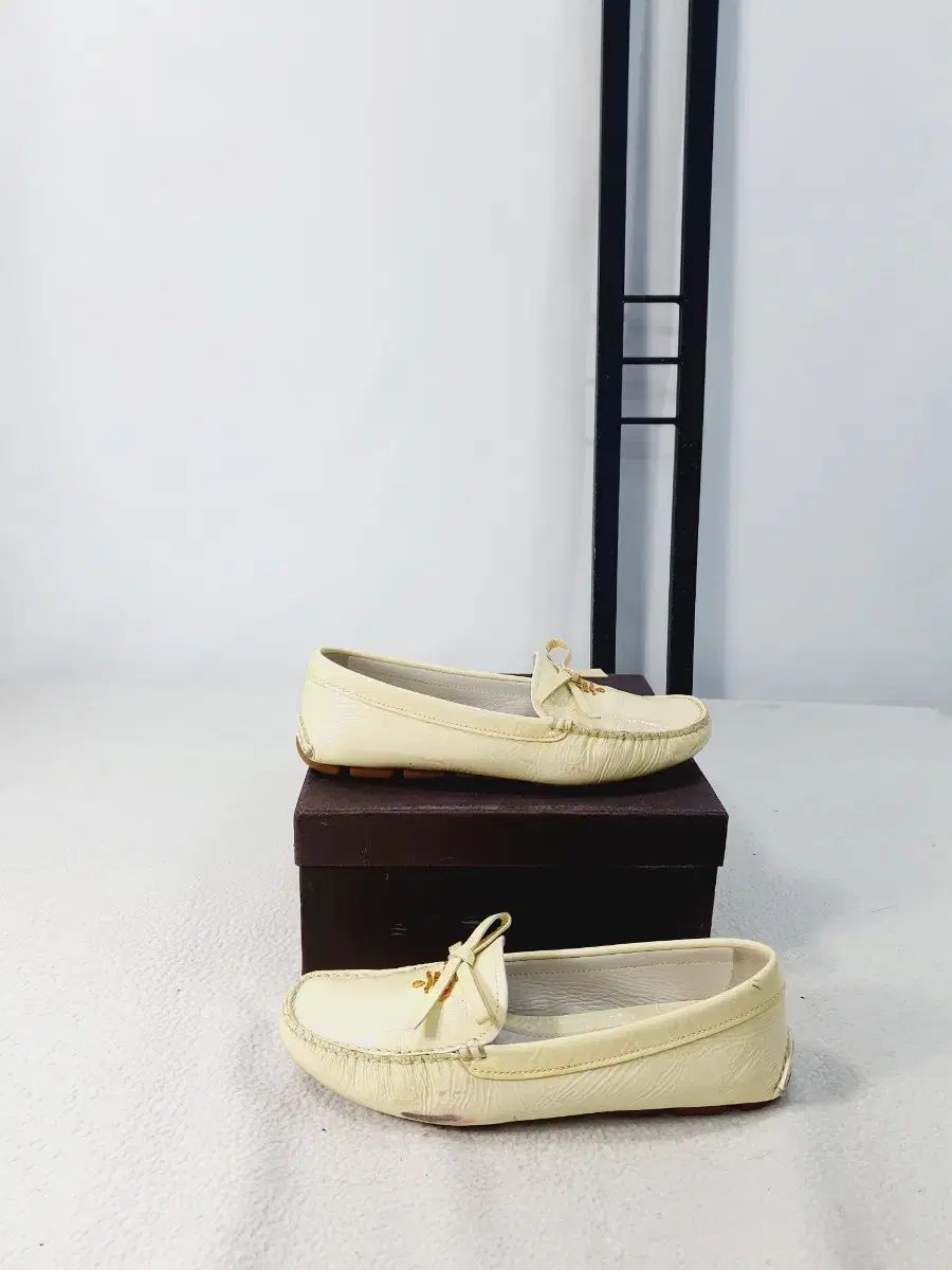PRADA プラダ ローファー ドライビング シューズ エナメル ベージュ 35 PRADA プラダ ローファー ドライビング シューズ エナメル ベージュ 35