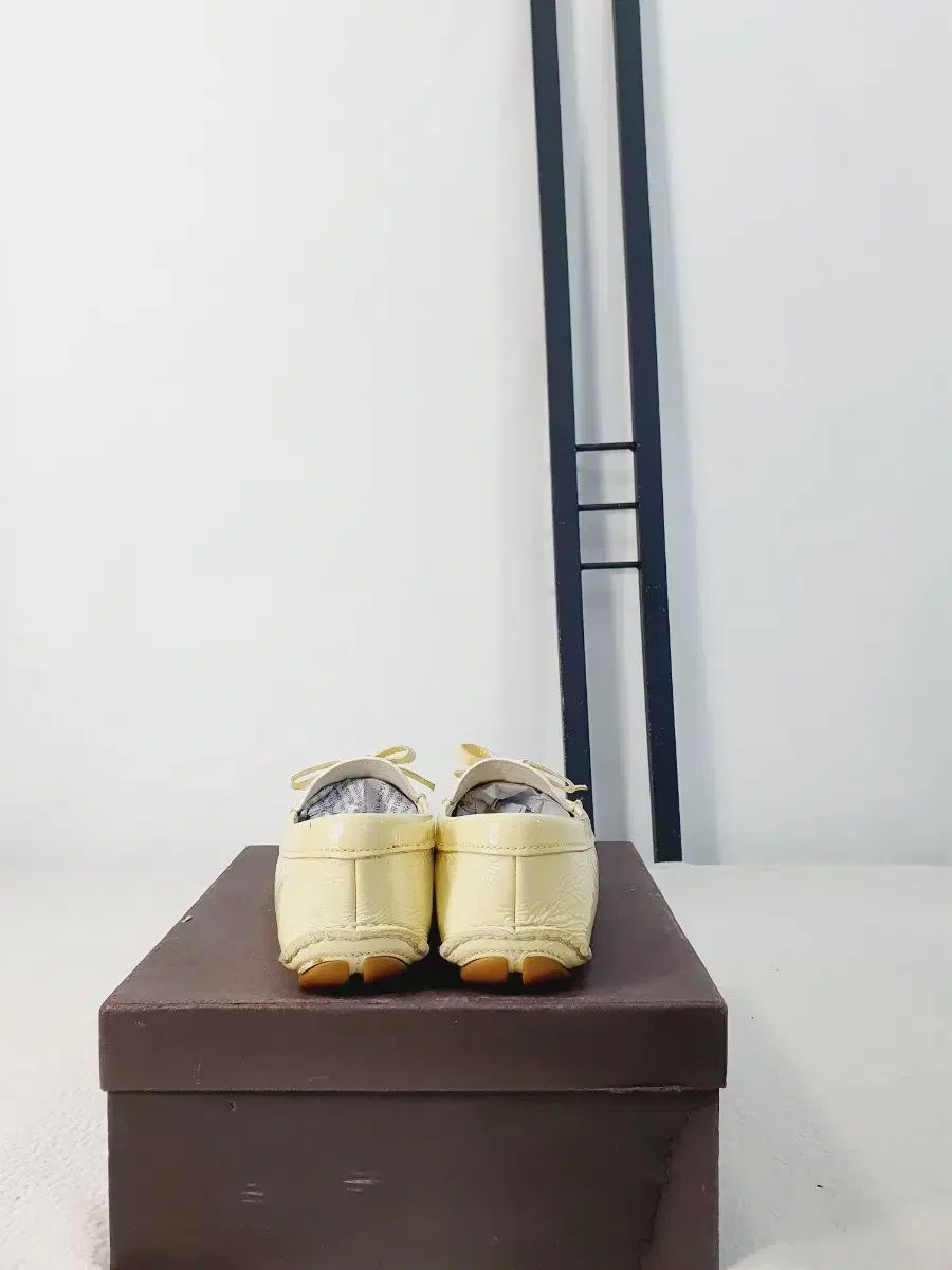 PRADA プラダ ローファー ドライビング シューズ エナメル ベージュ 35 PRADA プラダ ローファー ドライビング シューズ エナメル ベージュ 35