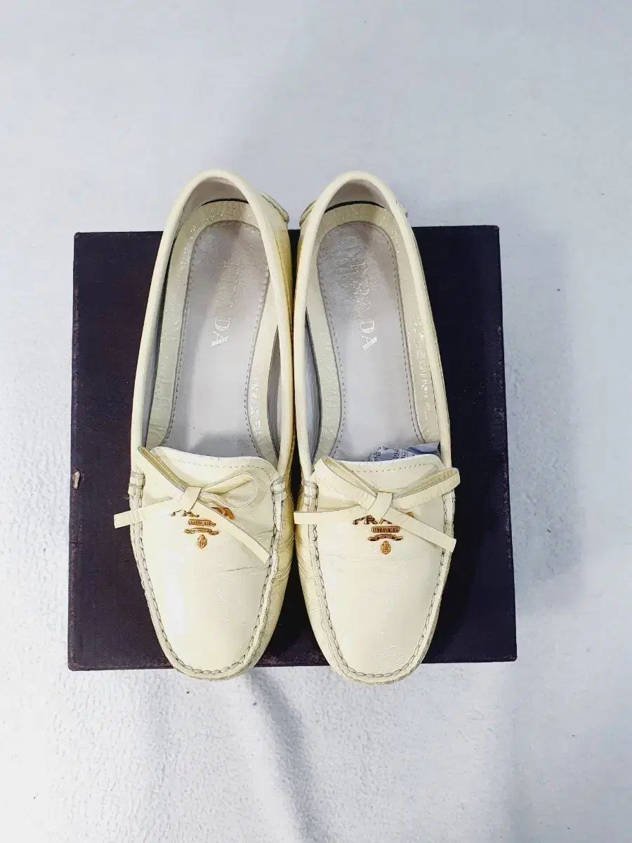 PRADA プラダ ローファー ドライビング シューズ エナメル ベージュ 35
