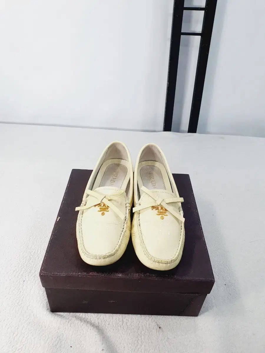 PRADA プラダ ローファー ドライビング シューズ エナメル ベージュ 35 PRADA プラダ ローファー ドライビング シューズ エナメル ベージュ 35