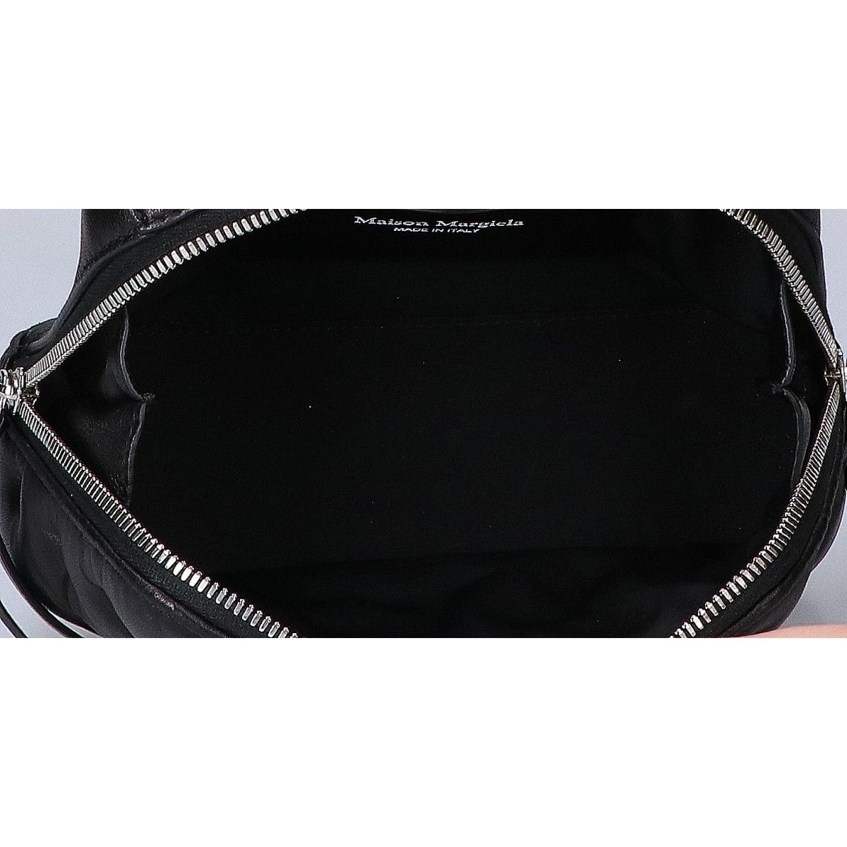 Maison Margiela メゾンマルジェラ 25AW SB1WG0065 GLAM SLAM/グラムスラム エンブロイダリー トラペゾイド シープスキン 2WAYショルダーバッグ Maison Margiela メゾンマルジェラ 25AW SB1WG0065 GLAM SLAM/グラムスラム エンブロイダリー トラペゾイド シープスキン 2WAYショルダーバッグ