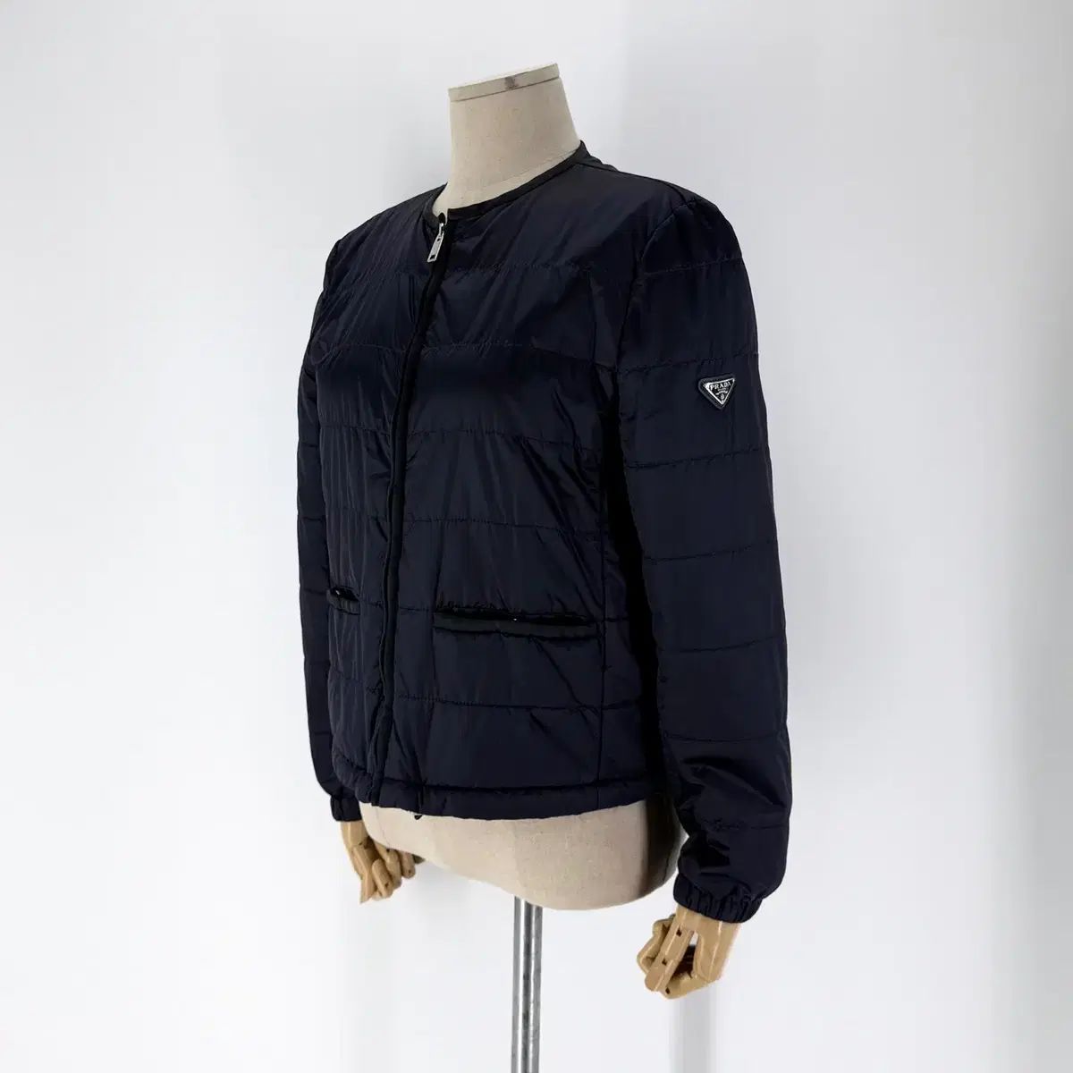 百貨店購入 PRADA プラダ 三角ロゴ レディース 軽量 ショート ダウン アウター