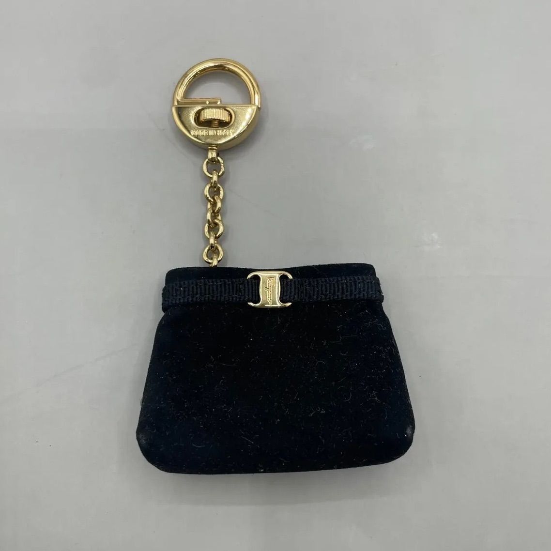 美品　Salvatore Ferragamo サルヴァトーレフェラガモ　キーホルダー　キーリング　バッグ型チャーム　ヴァラ　ゴールド金具　黒　ブラック