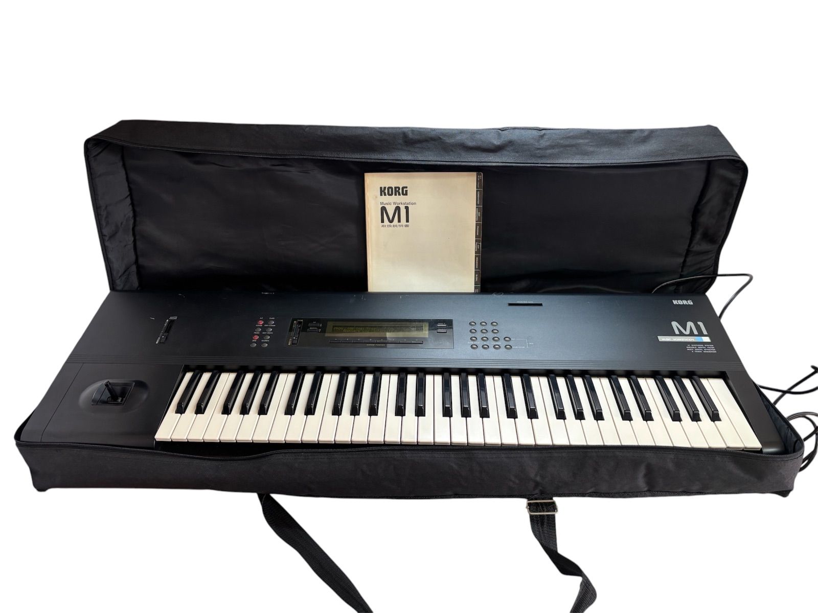 【引き取り希望】KORG M1 Music Workstation シンセサイザー ソフトケース付き　61鍵 音出し確認済